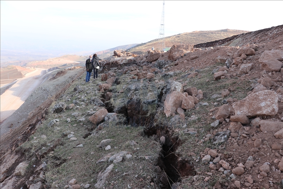 Siirt depreminin ardından oluşan derin yarıklar görüntülendi