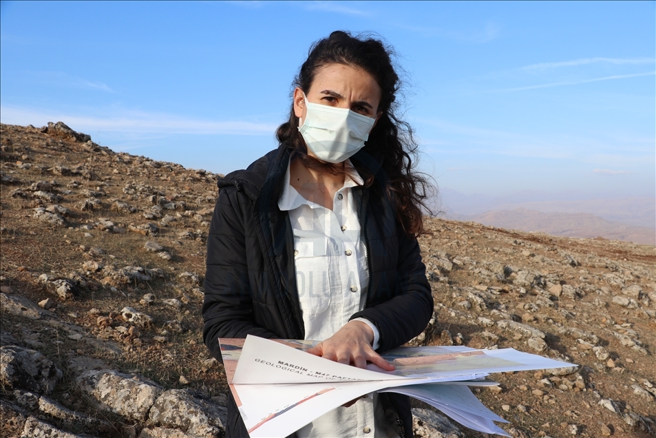 Siirt depreminin ardından oluşan derin yarıklar görüntülendi