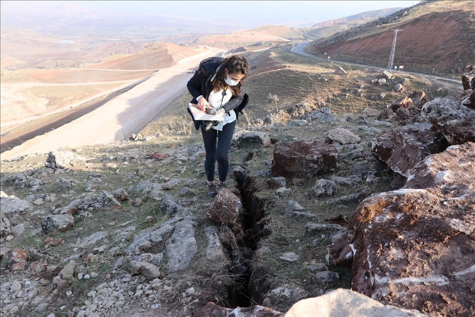 Siirt depreminin ardından oluşan derin yarıklar görüntülendi