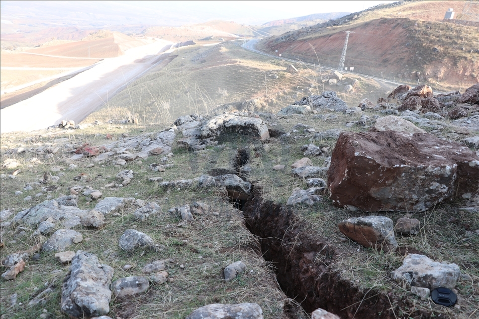 Siirt depreminin ardından oluşan derin yarıklar görüntülendi