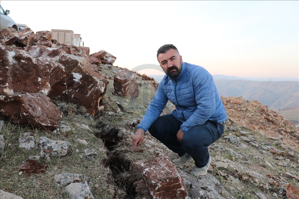 Siirt depreminin ardından oluşan derin yarıklar görüntülendi