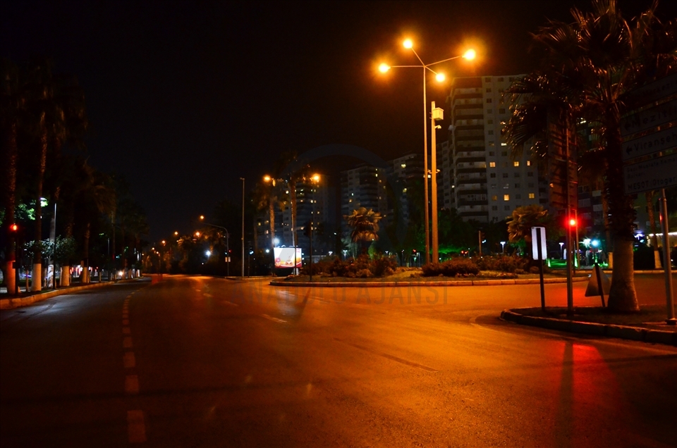 Doğu Akdeniz'de cadde ve sokaklar sessizliğe büründü