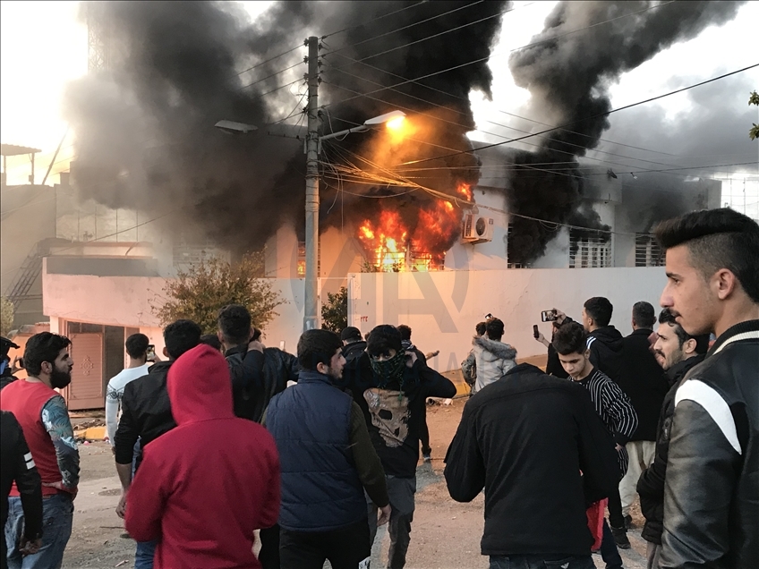 Irak'ın Süleymaniye kentinde protestocular siyasi parti binalarını ateşe verdi