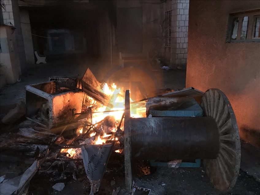 Irak'ın Süleymaniye kentinde protestocular siyasi parti binalarını ateşe verdi