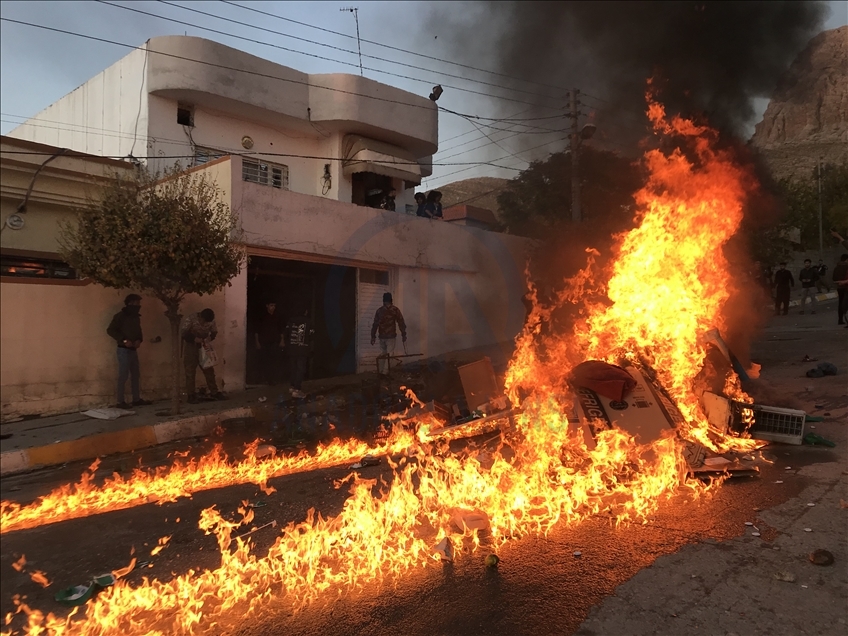 Irak'ın Süleymaniye kentinde protestocular siyasi parti binalarını ateşe verdi