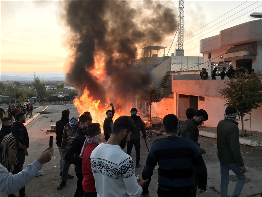 Irak'ın Süleymaniye kentinde protestocular siyasi parti binalarını ateşe verdi