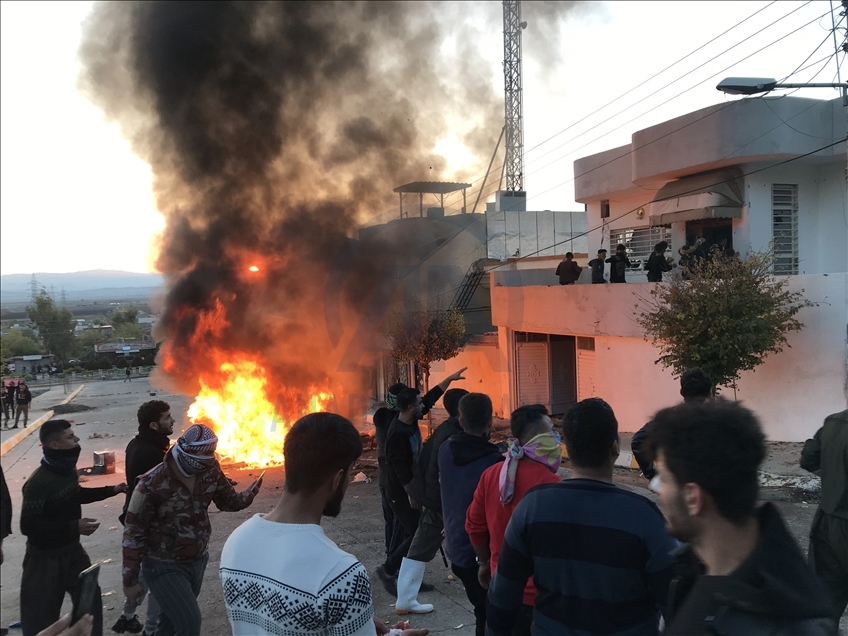 Irak'ın Süleymaniye kentinde protestocular siyasi parti binalarını ateşe verdi