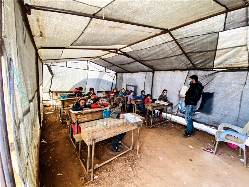 Idlib: Sirijska djeca nastavu pohađaju u neuslovnim šatorima u izbjegličkom kampu 