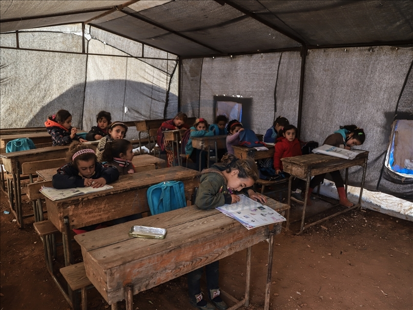 Idlib: Sirijska djeca nastavu pohađaju u neuslovnim šatorima u izbjegličkom kampu 