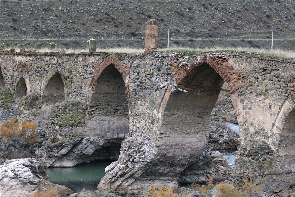 Ermenistan işgali nedeniyle 1000 yıllık köprü yok olma tehlikesiyle karşı karşıya