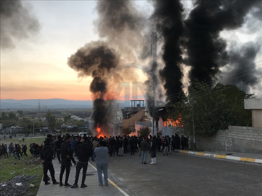 Irak'ın Süleymaniye kentinde protestocular siyasi parti binalarını ateşe verdi