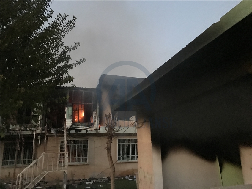 Irak'ın Süleymaniye kentinde protestocular siyasi parti binalarını ateşe verdi
