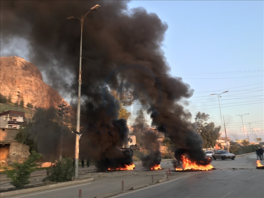 Irak'ın Süleymaniye kentinde protestocular siyasi parti binalarını ateşe verdi