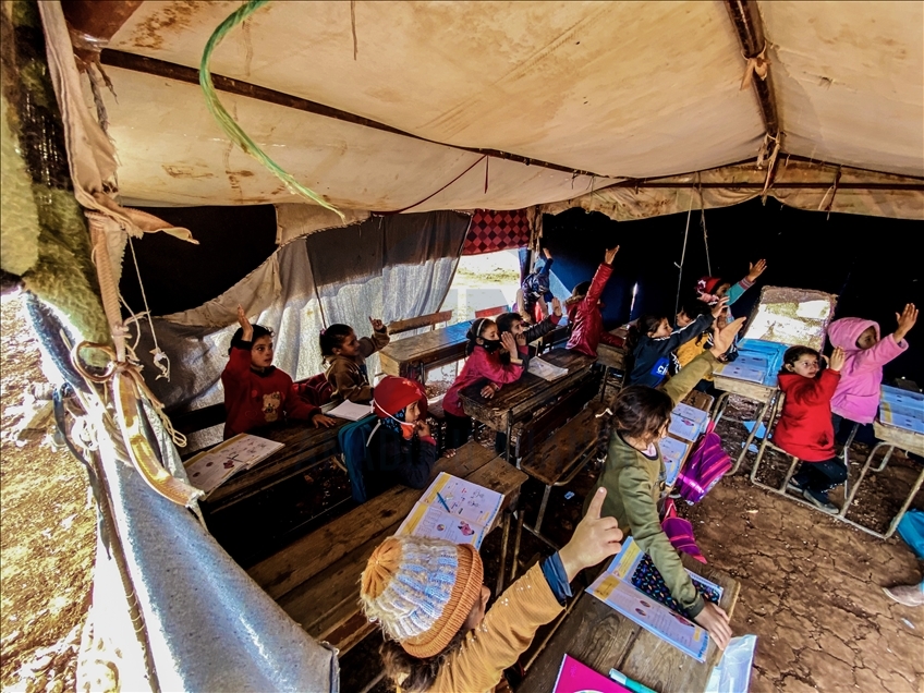 Idlib: Sirijska djeca nastavu pohađaju u neuslovnim šatorima u izbjegličkom kampu 