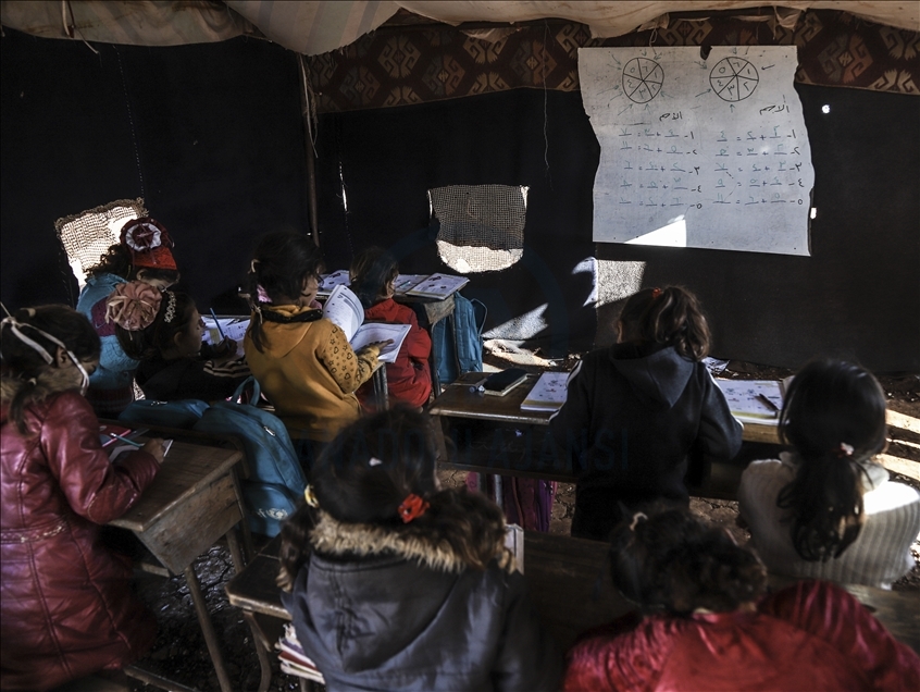 Idlib: Sirijska djeca nastavu pohađaju u neuslovnim šatorima u izbjegličkom kampu 