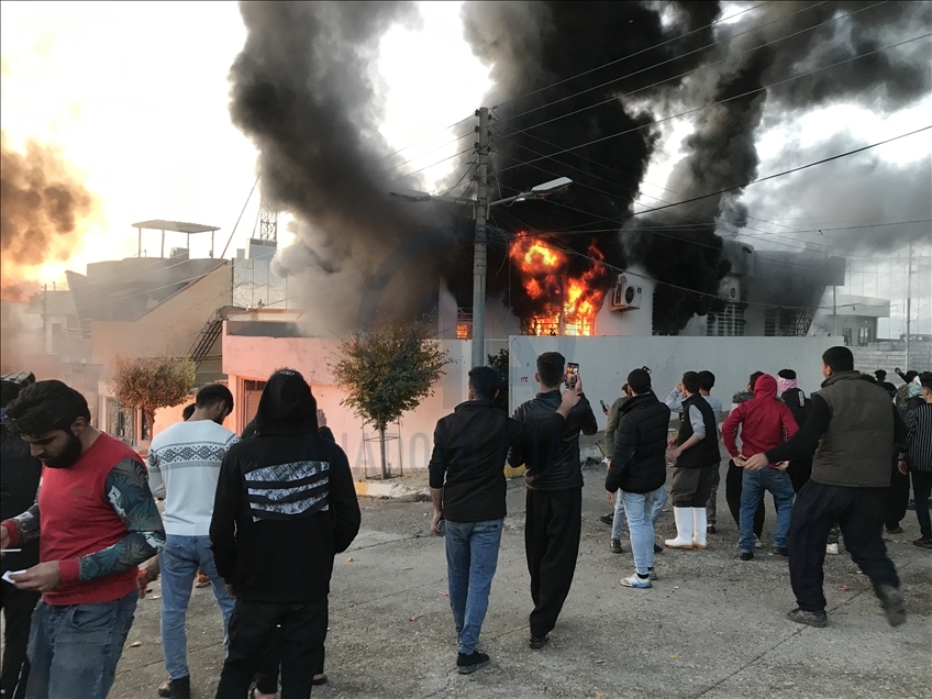 Irak'ın Süleymaniye kentinde protestocular siyasi parti binalarını ateşe verdi