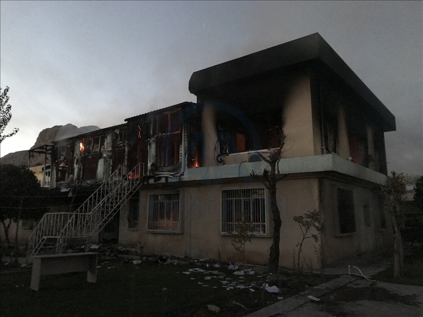 Irak'ın Süleymaniye kentinde protestocular siyasi parti binalarını ateşe verdi