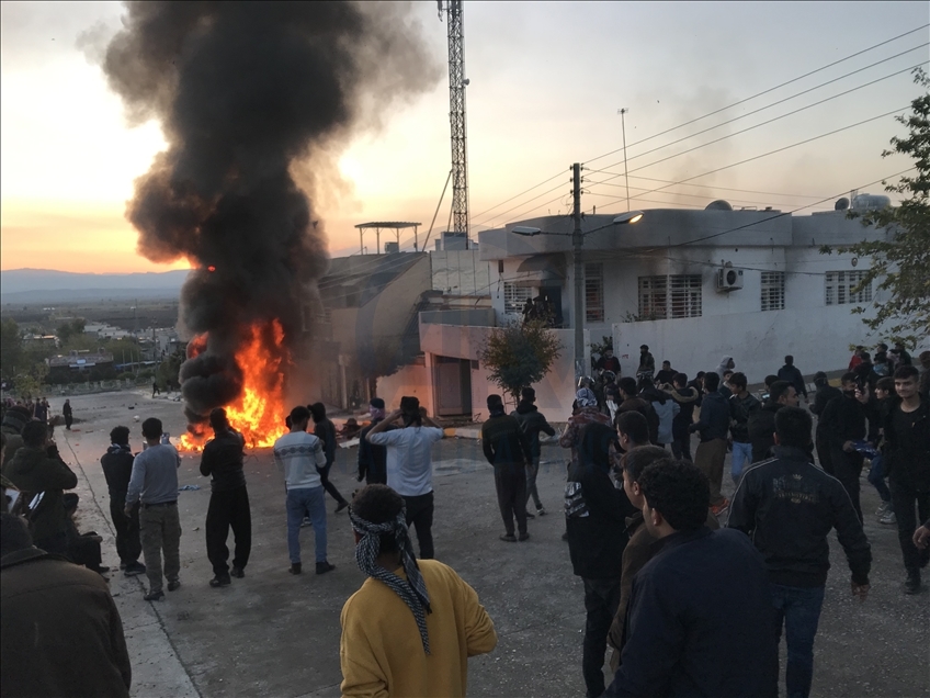 Irak'ın Süleymaniye kentinde protestocular siyasi parti binalarını ateşe verdi