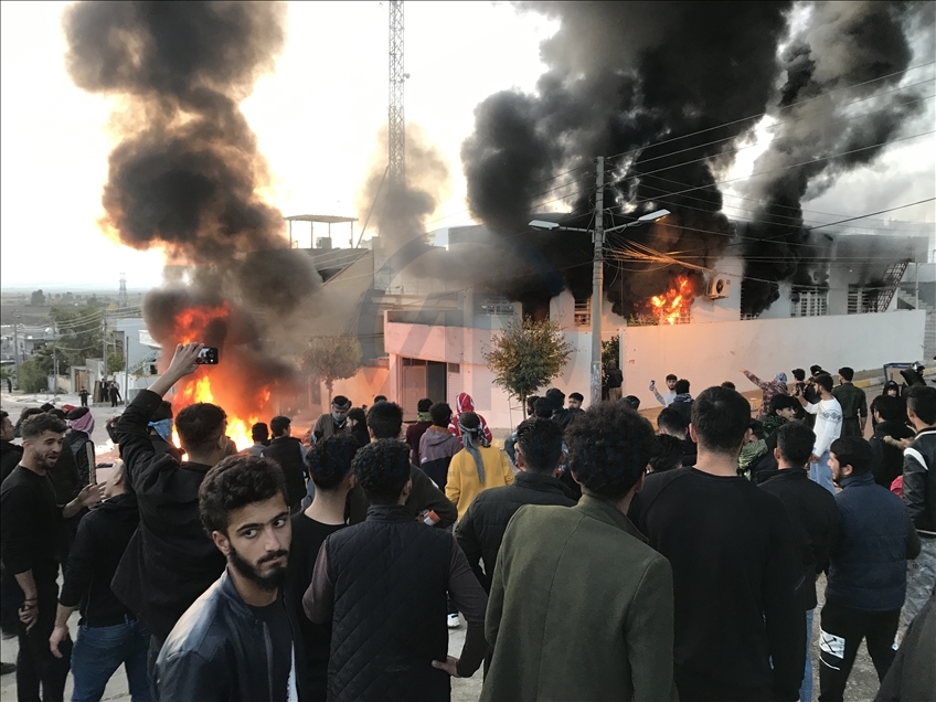 Irak'ın Süleymaniye kentinde protestocular siyasi parti binalarını ateşe verdi