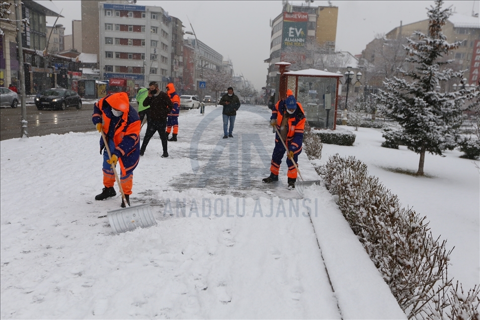 Erzurum kar yağışıyla beyaza büründü