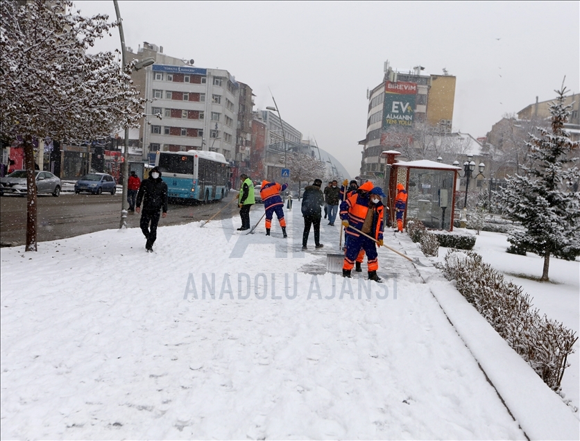 Erzurum kar yağışıyla beyaza büründü