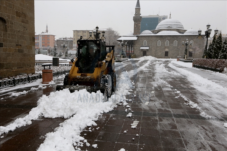 Erzurum kar yağışıyla beyaza büründü