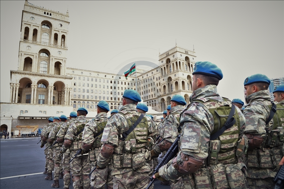 Azerbaycanlılar yarın yapılacak askeri geçit törenini sabırsızlıkla bekliyor 