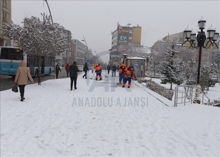 Erzurum kar yağışıyla beyaza büründü