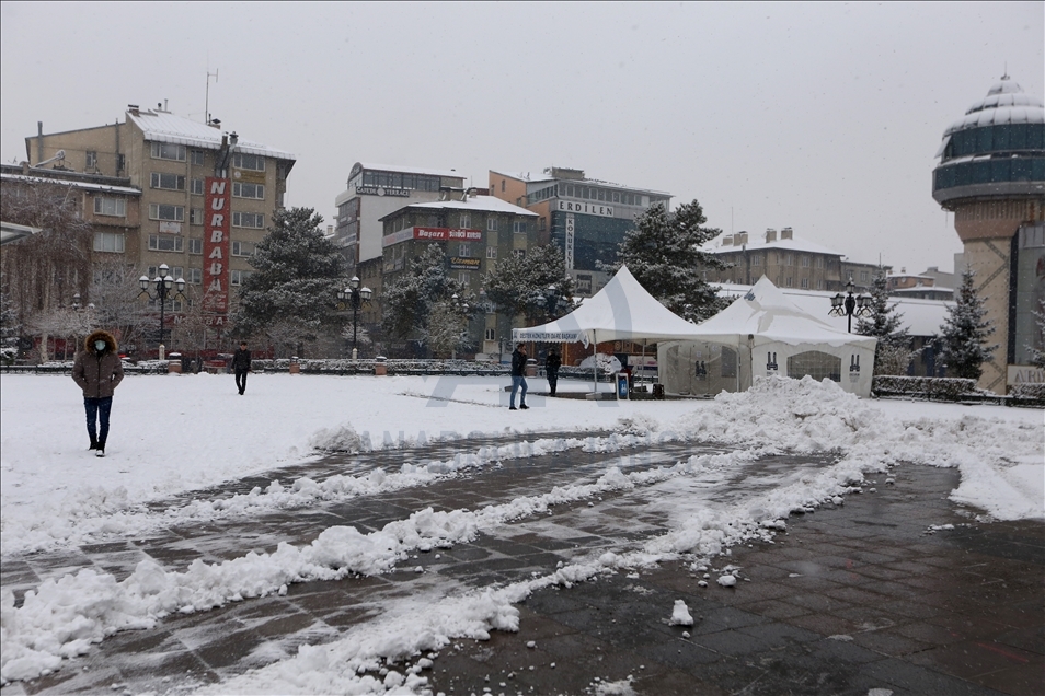 Erzurum kar yağışıyla beyaza büründü