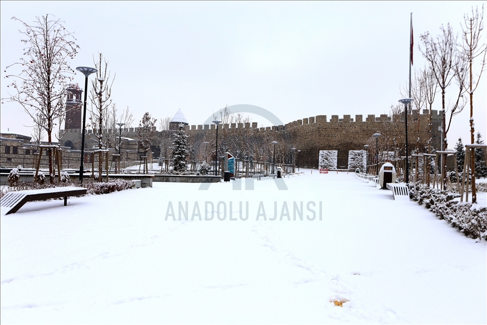 Erzurum kar yağışıyla beyaza büründü