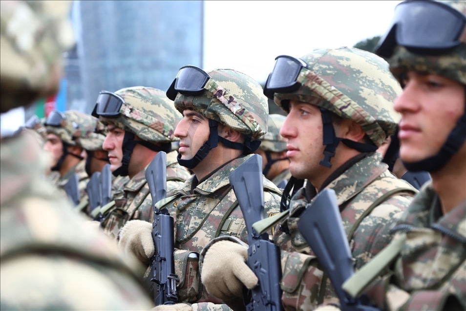 Azerbaycanlılar yarın yapılacak askeri geçit törenini sabırsızlıkla bekliyor 