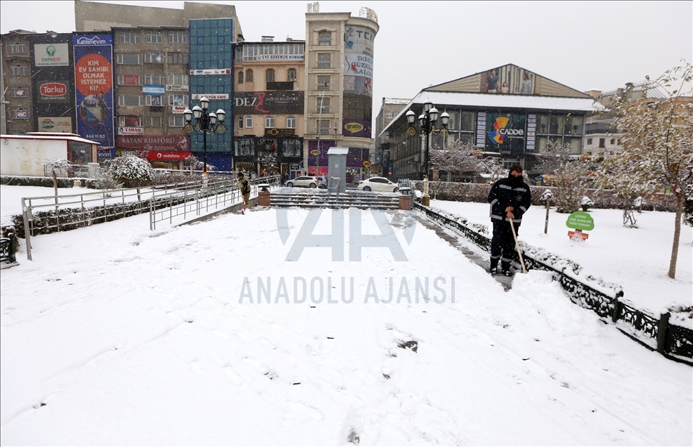 Erzurum kar yağışıyla beyaza büründü