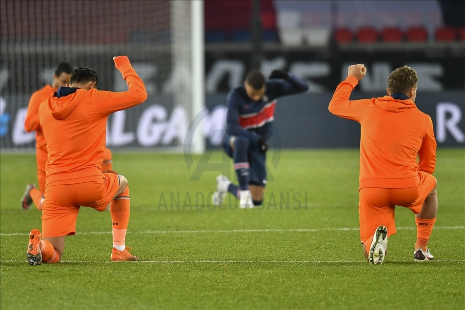 Pemain PSG dan Basaksehir berlutut jelang laga Liga Champions