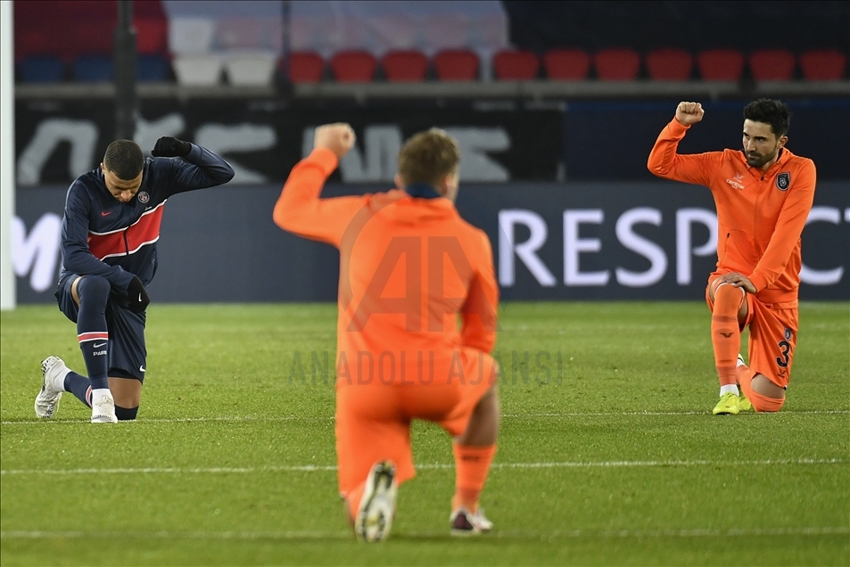 Pemain PSG dan Basaksehir berlutut jelang laga Liga Champions