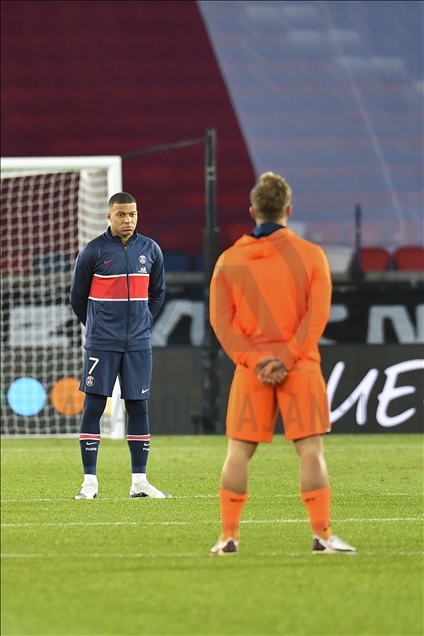 Pemain PSG dan Basaksehir berlutut jelang laga Liga Champions