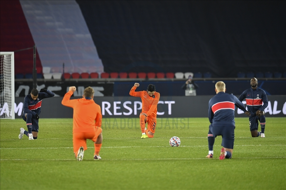 Pemain PSG dan Basaksehir berlutut jelang laga Liga Champions