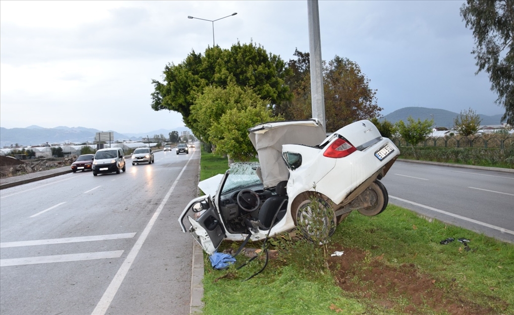 Antalya'da aydınlatma direğine çarpan otomobilin sürücüsü yaşamını yitirdi