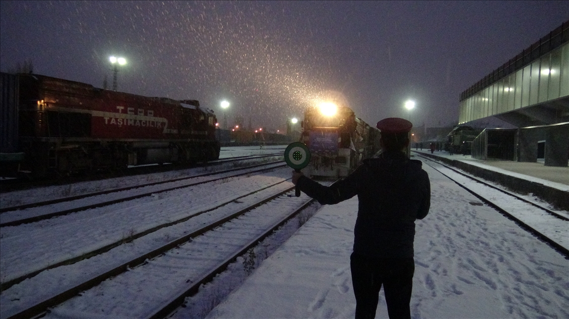 Türkiye'den Çin'e gidecek ilk blok ihracat treni Kars'tan Gürcistan'a uğurlandı