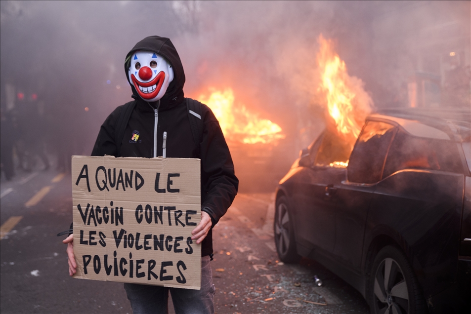 Fransa'da güvenlik yasa tasarısının protesto edildiği gösterilerde şiddet olayları yaşandı