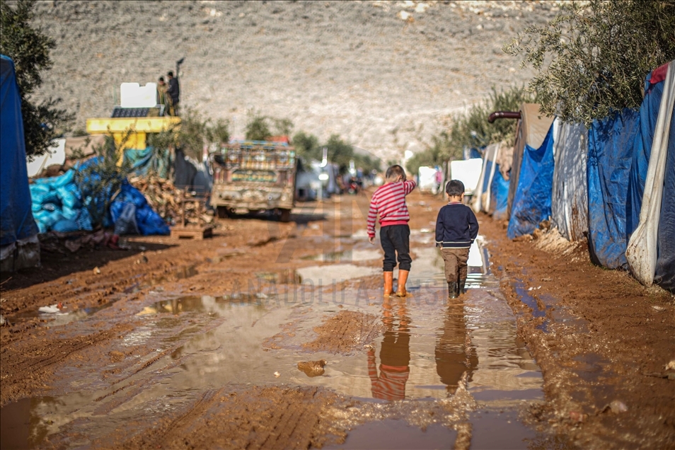 سوريا.. نازحو "مدن الطين" يطالبون بتحويلها لأماكن صالحة للعيش