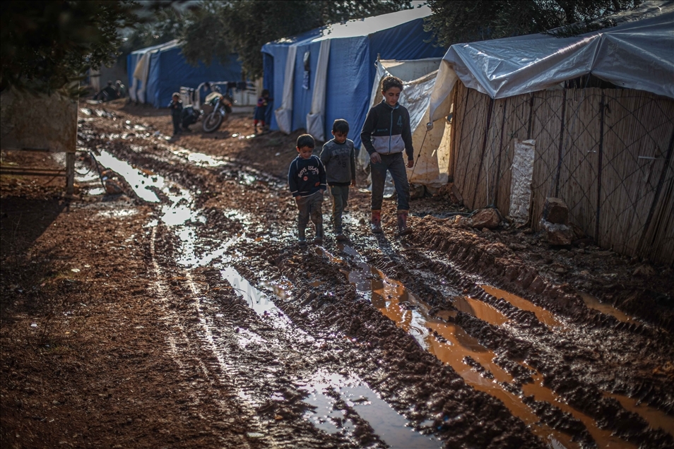 سوريا.. نازحو "مدن الطين" يطالبون بتحويلها لأماكن صالحة للعيش