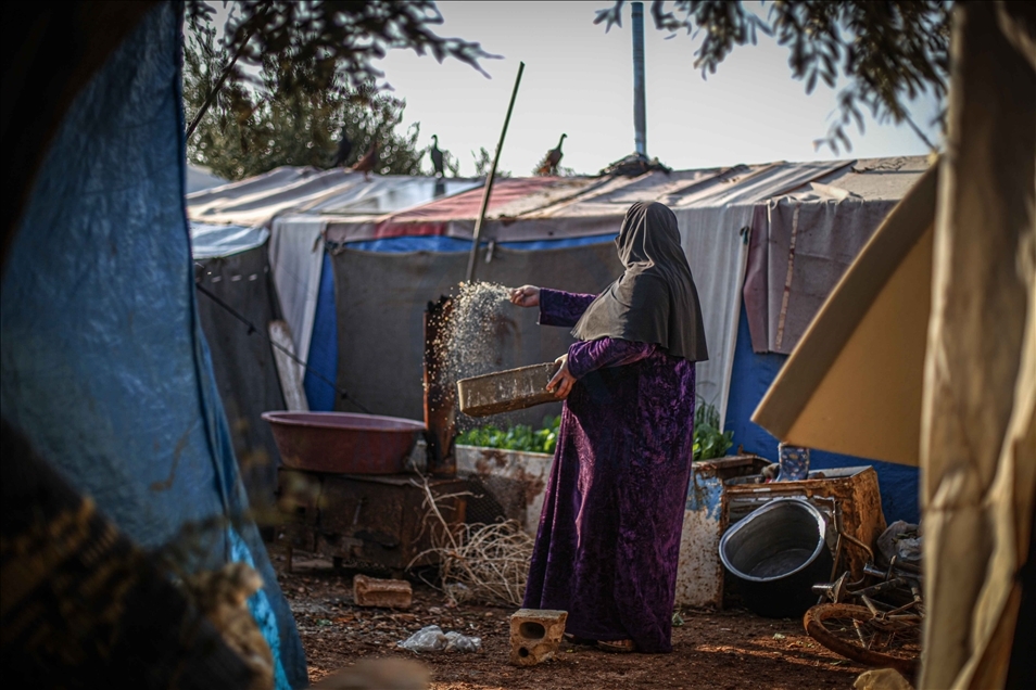سوريا.. نازحو "مدن الطين" يطالبون بتحويلها لأماكن صالحة للعيش