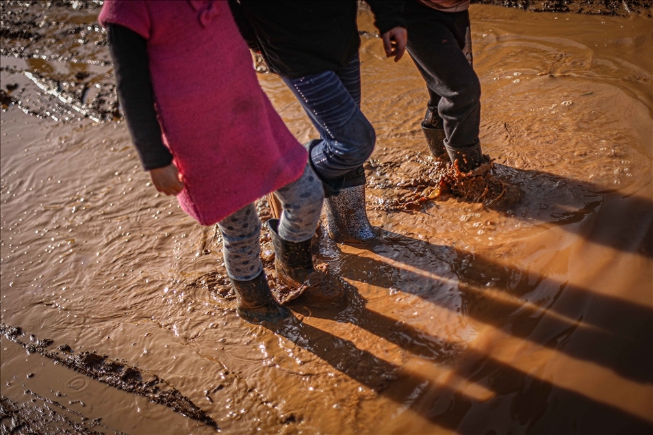 سوريا.. نازحو "مدن الطين" يطالبون بتحويلها لأماكن صالحة للعيش