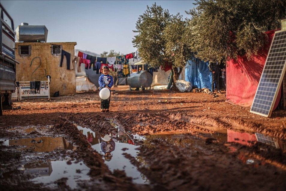 سوريا.. نازحو "مدن الطين" يطالبون بتحويلها لأماكن صالحة للعيش