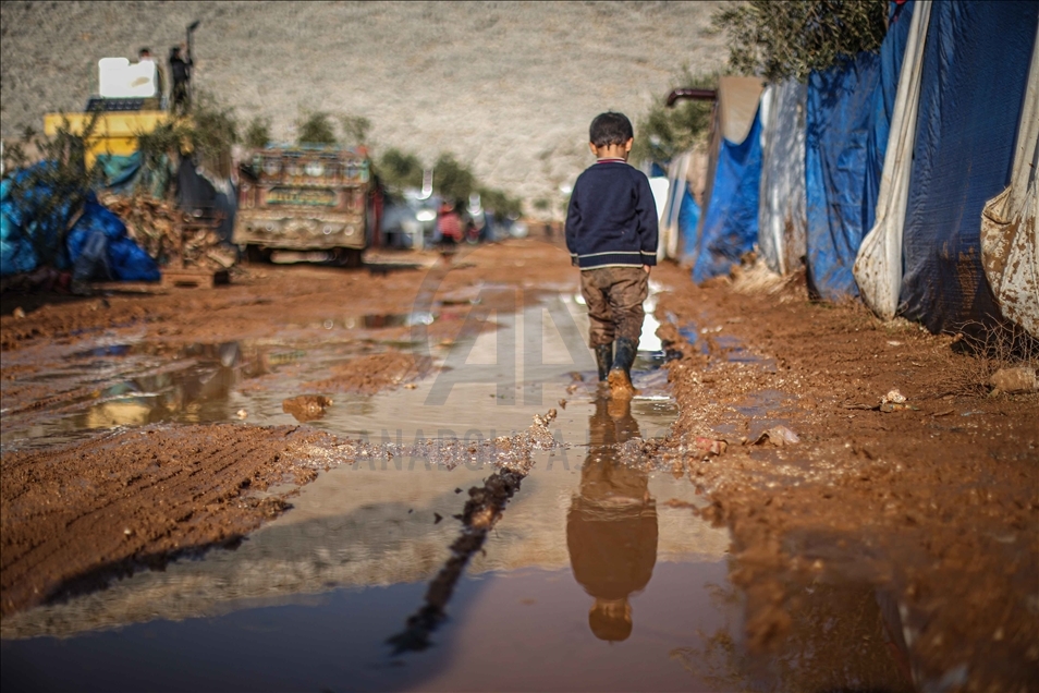 سوريا.. نازحو "مدن الطين" يطالبون بتحويلها لأماكن صالحة للعيش