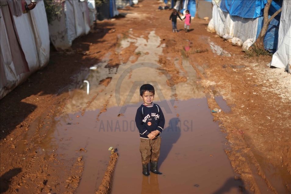 سوريا.. نازحو "مدن الطين" يطالبون بتحويلها لأماكن صالحة للعيش