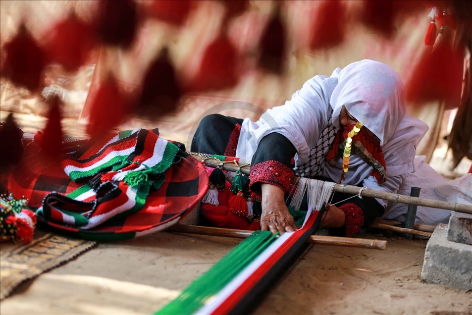 المسنة "العرجان".. تغزل الصوف بقرني غزال