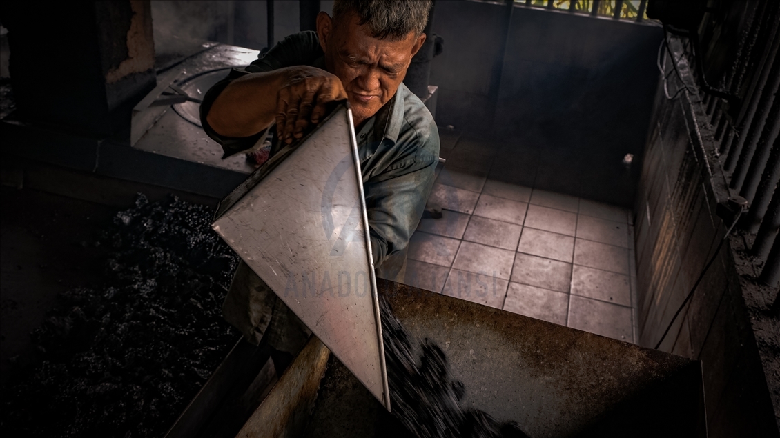 Malaysian coffee factory and 6 decades of traditional roasting