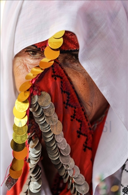 المسنة "العرجان".. تغزل الصوف بقرني غزال