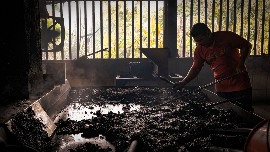 Malaysian coffee factory and 6 decades of traditional roasting